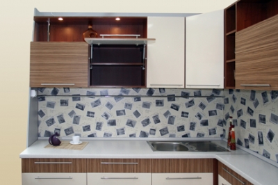 Кухня с множеством деталей