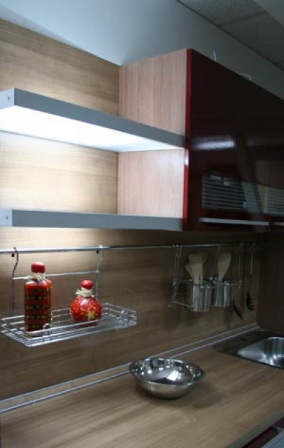 Кухня бордовая